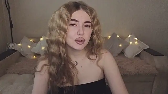 Snapshot of ViolettaLopez chatting on 09-30-25, 01:28 ViolettaLopez online show from 09-30-25, 01:28