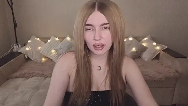 Snapshot of ViolettaLopez chatting on 10-22-25, 12:04 ViolettaLopez online show from 10-22-25, 12:04