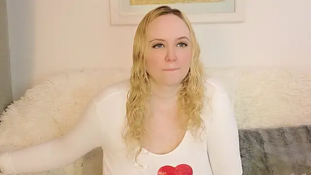 Snapshot of Sarah4you chatting on 05-25-26, 09:02 Sarah4you online show from 05-25-26, 09:02