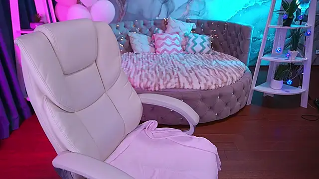 Snapshot of LittleShyy chatting on 02-23-26, 01:44 LittleShyy online show from 02-23-26, 01:44