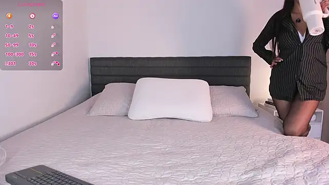 Snapshot of thinysweet chatting on 02-19-26, 12:57 thinysweet online show from 02-19-26, 12:57