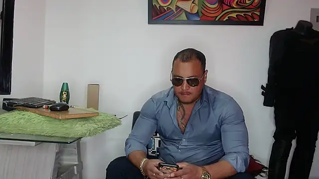 Snapshot of hardrock982 chatting on 05-09-26, 01:36 hardrock982 online show from 05-09-26, 01:36