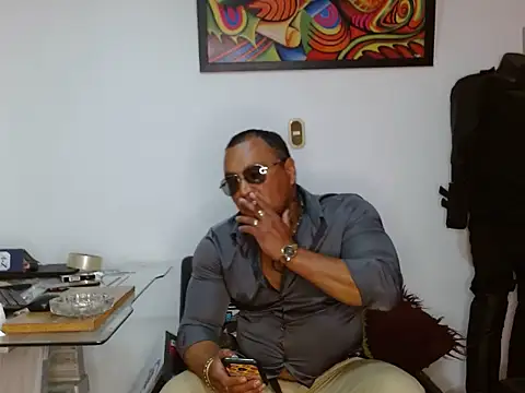 Snapshot of hardrock982 chatting on 06-11-26, 01:30 hardrock982 online show from 06-11-26, 01:30