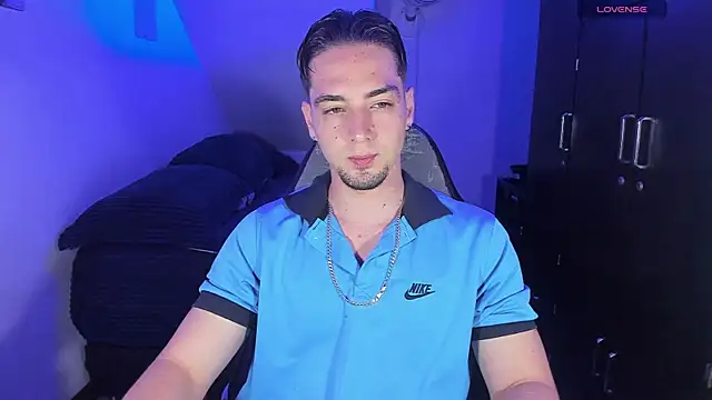 Snapshot of Alex_smith00 chatting on 10-07-25, 11:39 Alex smith00 online show from 10-07-25, 11:39