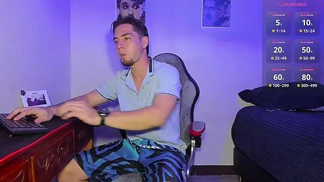 Snapshot of Alex_smith00 chatting on 10-17-25, 10:55 Alex smith00 online show from 10-17-25, 10:55