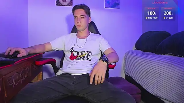 Snapshot of Alex_smith00 chatting on 02-23-25, 01:35 Alex smith00 online show from 02-23-25, 01:35