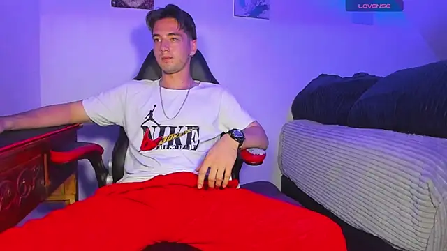 Snapshot of Alex_smith00 chatting on 02-27-25, 01:30 Alex smith00 online show from 02-27-25, 01:30