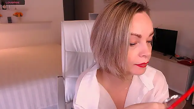 Tilly Eliot online show from 10-28-25, 07:57