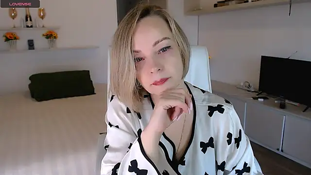 Snapshot of Tilly_Eliot chatting on 09-24-25, 02:01 Tilly Eliot online show from 09-24-25, 02:01