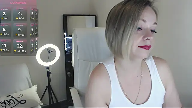 Snapshot of Tilly_Eliot chatting on 02-18-25, 04:14 Tilly Eliot online show from 02-18-25, 04:14