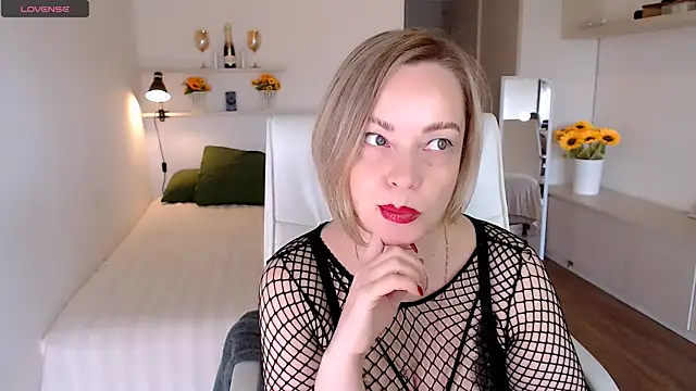 Snapshot of Tilly_Eliot chatting on 09-16-25, 07:59 Tilly Eliot online show from 09-16-25, 07:59