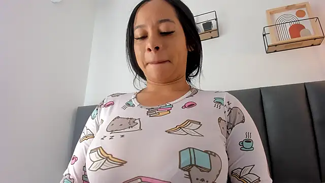 Snapshot of MaraOwen_ chatting on 05-25-26, 12:15 MaraOwen online show from 05-25-26, 12:15