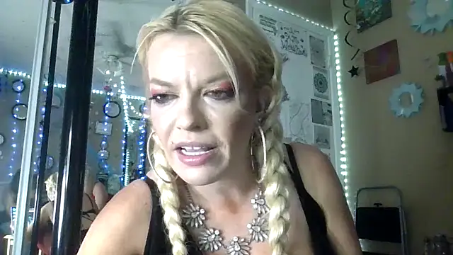Snapshot of marilyn420 chatting on 05-16-26, 06:01 marilyn420 online show from 05-16-26, 06:01