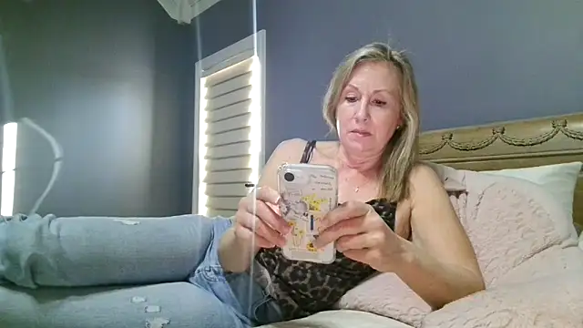Lisaisluscious online show from 11-17-25, 02:43