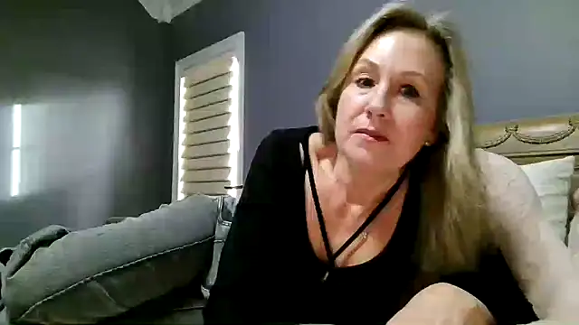 Lisaisluscious online show from 12-16-25, 02:54
