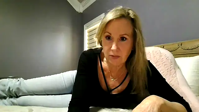 Lisaisluscious online show from 10-25-25, 01:45