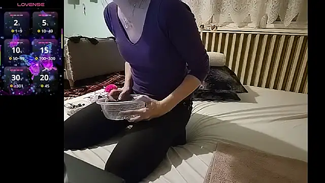 Analimado18 online show from 10-27-25, 04:52