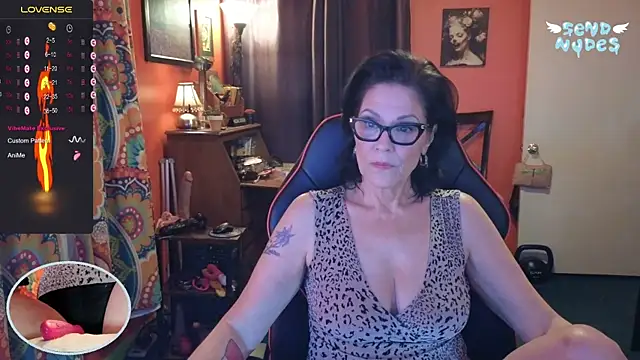 Snapshot of Good-Juju chatting on 10-19-25, 01:30 Good-Juju online show from 10-19-25, 01:30