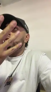 Snapshot of dereck_fiore chatting on 06-25-26, 07:19 dereck fiore online show from 06-25-26, 07:19