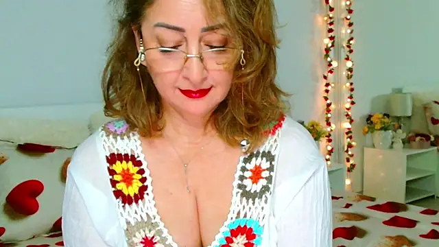 Snapshot of Tyana40 chatting on 06-15-26, 01:17 Tyana40 online show from 06-15-26, 01:17