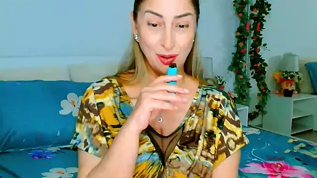 Snapshot of Tyana40 chatting on 03-18-25, 05:34 Tyana40 online show from 03-18-25, 05:34