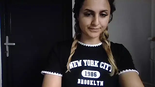 Snapshot of NicolePlay chatting on 06-03-26, 02:33 NicolePlay online show from 06-03-26, 02:33