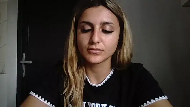Snapshot of NicolePlay chatting on 06-03-26, 01:45 NicolePlay online show from 06-03-26, 01:45