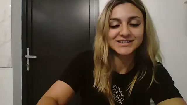 Snapshot of NicolePlay chatting on 06-04-26, 02:38 NicolePlay online show from 06-04-26, 02:38