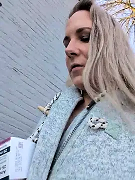 Snapshot of NaomiAndFriends chatting on 03-03-26, 08:43 NaomiAndFriends online show from 03-03-26, 08:43