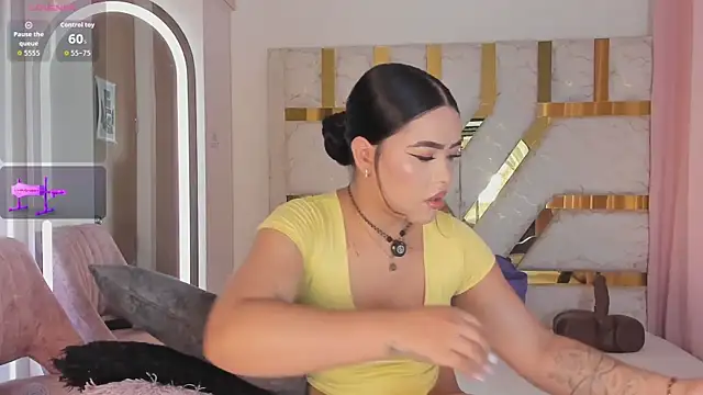 Snapshot of sophy_champagne chatting on 07-15-26, 01:01 sophy champagne online show from 07-15-26, 01:01