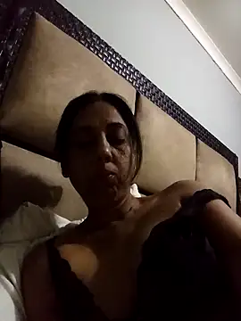 Snapshot of Mahi4luv chatting on 10-26-25, 12:44 Mahi4luv online show from 10-26-25, 12:44