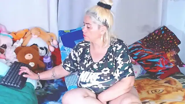 estrellita fugaz16x online show from 12-15-25, 03:01