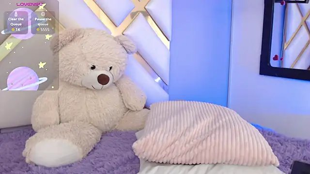 Snapshot of BeckyAnders chatting on 10-15-25, 04:37 BeckyAnders online show from 10-15-25, 04:37