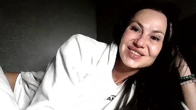 Snapshot of JulianaGold1 chatting on 06-18-26, 09:09 JulianaGold1 online show from 06-18-26, 09:09