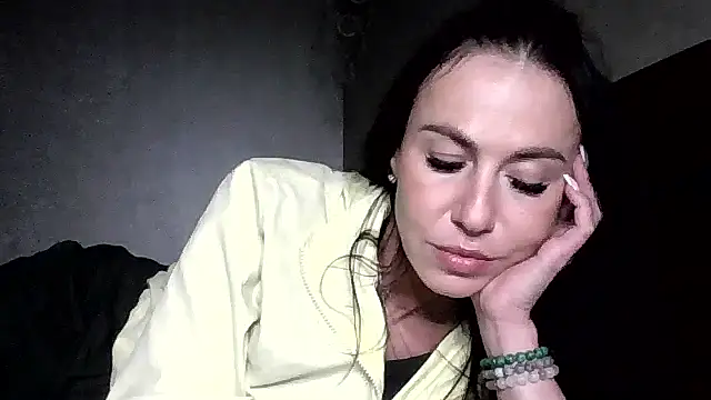 Snapshot of JulianaGold1 chatting on 05-15-26, 06:39 JulianaGold1 online show from 05-15-26, 06:39