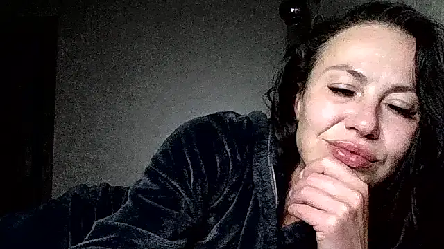 Snapshot of JulianaGold1 chatting on 07-11-26, 10:54 JulianaGold1 online show from 07-11-26, 10:54