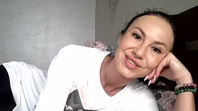 Snapshot of JulianaGold1 chatting on 06-12-26, 02:15 JulianaGold1 online show from 06-12-26, 02:15