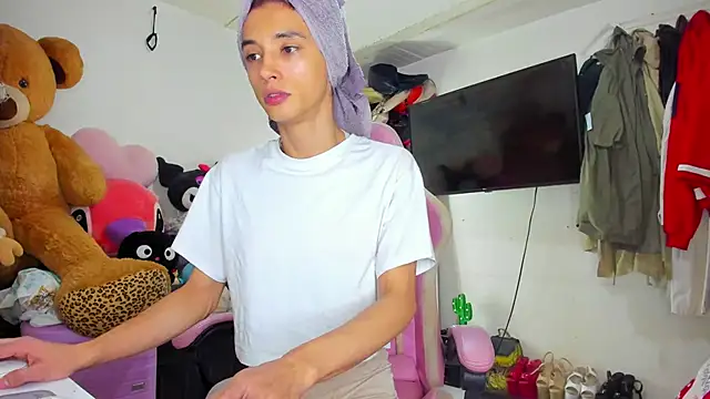 Snapshot of Lawrncesofiets chatting on 11-15-25, 02:21 Lawrncesofiets online show from 11-15-25, 02:21