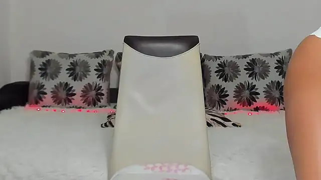 Snapshot of BesttPussy4u chatting on 02-16-25, 07:15 BesttPussy4u online show from 02-16-25, 07:15