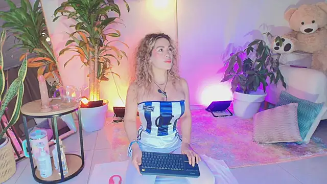 Snapshot of erotik_lady chatting on 06-07-26, 04:39 erotik lady online show from 06-07-26, 04:39