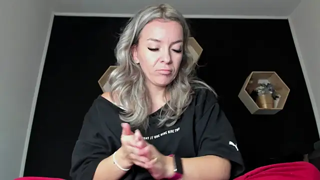 Snapshot of Alesys69 chatting on 10-30-25, 11:45 Alesys69 online show from 10-30-25, 11:45