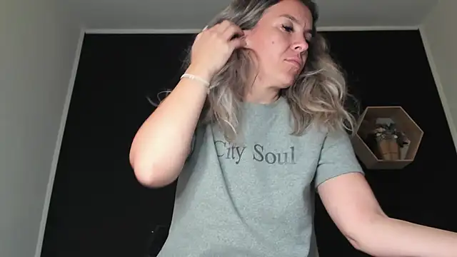 Snapshot of Alesys69 chatting on 09-20-25, 11:21 Alesys69 online show from 09-20-25, 11:21