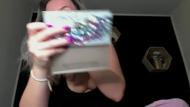 Snapshot of Alesys69 chatting on 10-19-25, 09:17 Alesys69 online show from 10-19-25, 09:17