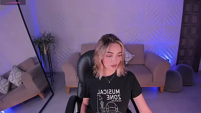 Snapshot of MelissaMoore_ chatting on 11-11-25, 02:39 MelissaMoore online show from 11-11-25, 02:39