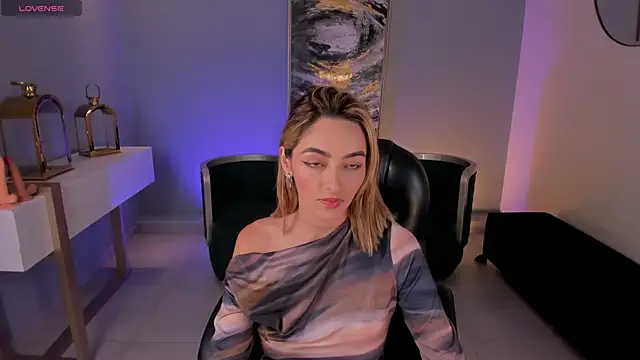 Snapshot of MelissaMoore_ chatting on 12-15-25, 02:39 MelissaMoore online show from 12-15-25, 02:39