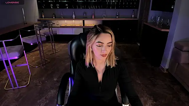 Snapshot of MelissaMoore_ chatting on 12-17-25, 02:38 MelissaMoore online show from 12-17-25, 02:38