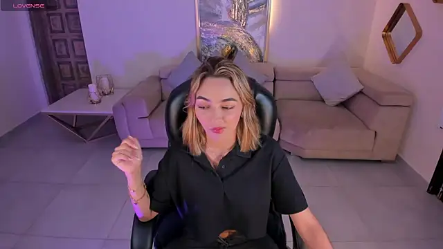 Snapshot of MelissaMoore_ chatting on 11-20-25, 02:45 MelissaMoore online show from 11-20-25, 02:45