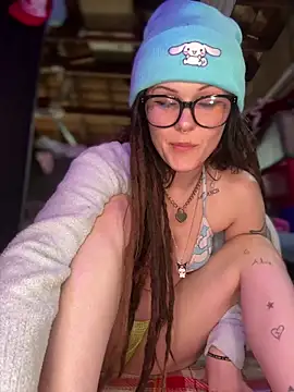 Snapshot of BlaizeyBBy chatting on 10-26-25, 10:10 BlaizeyBBy online show from 10-26-25, 10:10