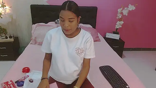 Snapshot of roxy_cooper chatting on 03-20-25, 12:00 roxy cooper online show from 03-20-25, 12:00