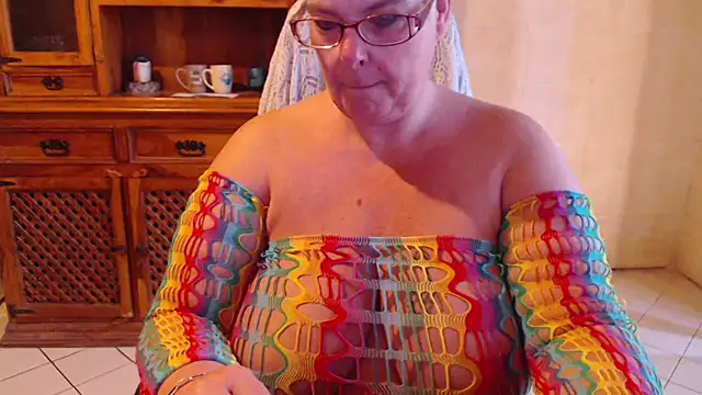 Snapshot of MISS_LINDAH chatting on 04-19-26, 05:19 MISS LINDAH online show from 04-19-26, 05:19